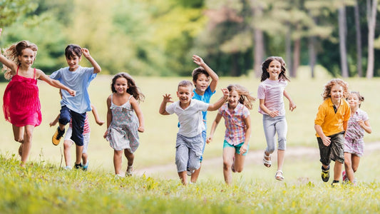 Kinder laufen auf Wiese