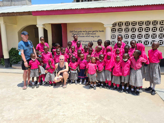 Bild von Ines und Thomas mit afrikanischen Kindern in Kenia