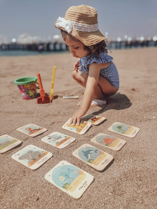 Kind spielt mit Holzkarten