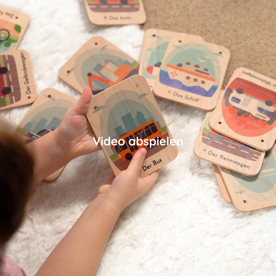 Kind und Mama spielen mit Lernkarten